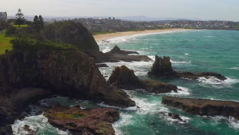 Formaciones-De-Roca-Basáltica-En-Las-Rocas-De-La-Catedral-Cerca-De-La-Ciudad-Costera-En-Kiama-Downs,-Nueva-Gales-Del-Sur,-Australia---Toma-Aérea-De-Drones