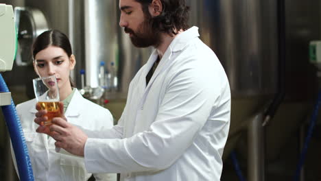 gente haciendo control en la cervecería