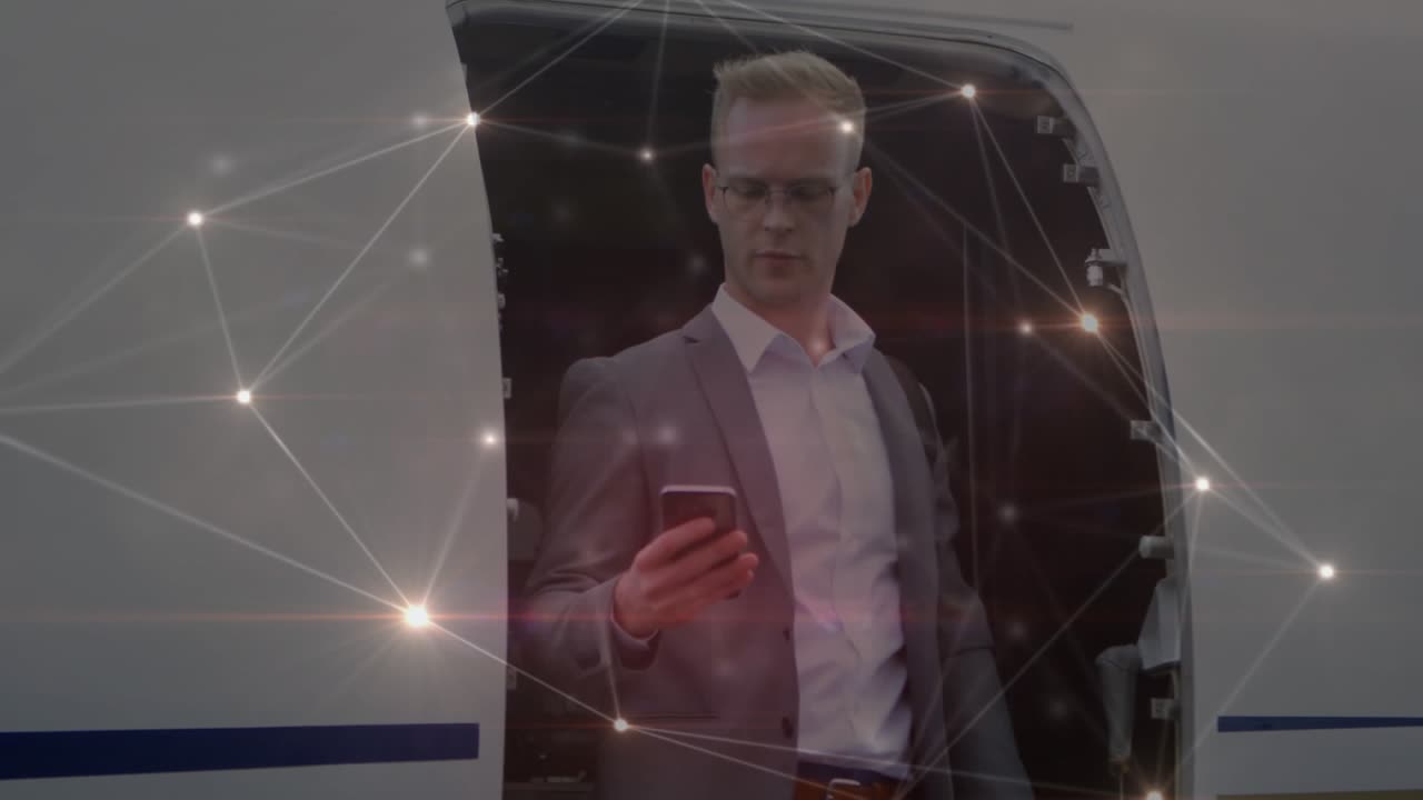Animazione di una rete di connessioni luminosa su un uomo d'affari caucasico che usa lo smartphone su un aereo