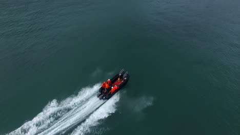 acelerando a través de los mares abiertos