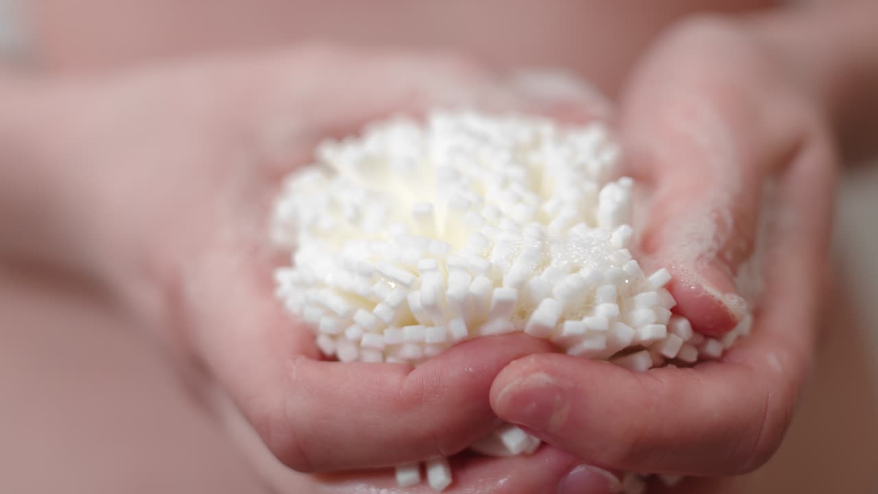 mujer trabajando espuma de jabón de loofah duchándose