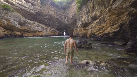 joven en la cueva del mar.