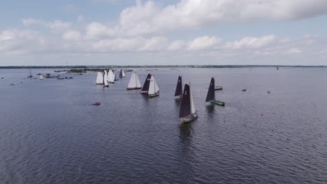 Weite-Sicht-Auf-Skutsjesilen-Echternerbrug-Holland-Im-Sommer,-Luftaufnahme