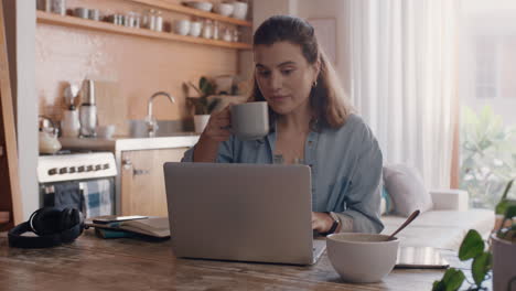 Junge-Frau-Benutzt-Einen-Laptop-Und-Arbeitet-Von-Zu-Hause-Aus.-Studentisches-Brainstorming-Projekt,-Sie-Recherchiert-Informationen-Online,-Trinkt-Kaffee-Und-Genießt-Das-Lernen