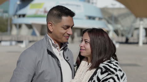 una feliz pareja enamorada mirando a la cámara