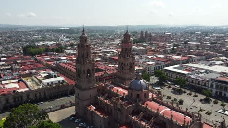 Vorderansicht-Und-Umlaufbahn-Der-Morelia-Kathedrale-Von-Morelia