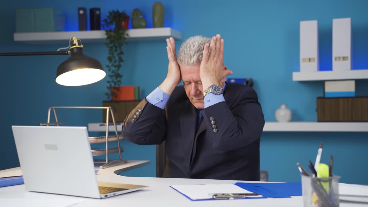 노트북을 두려워하는 사업가입니다.