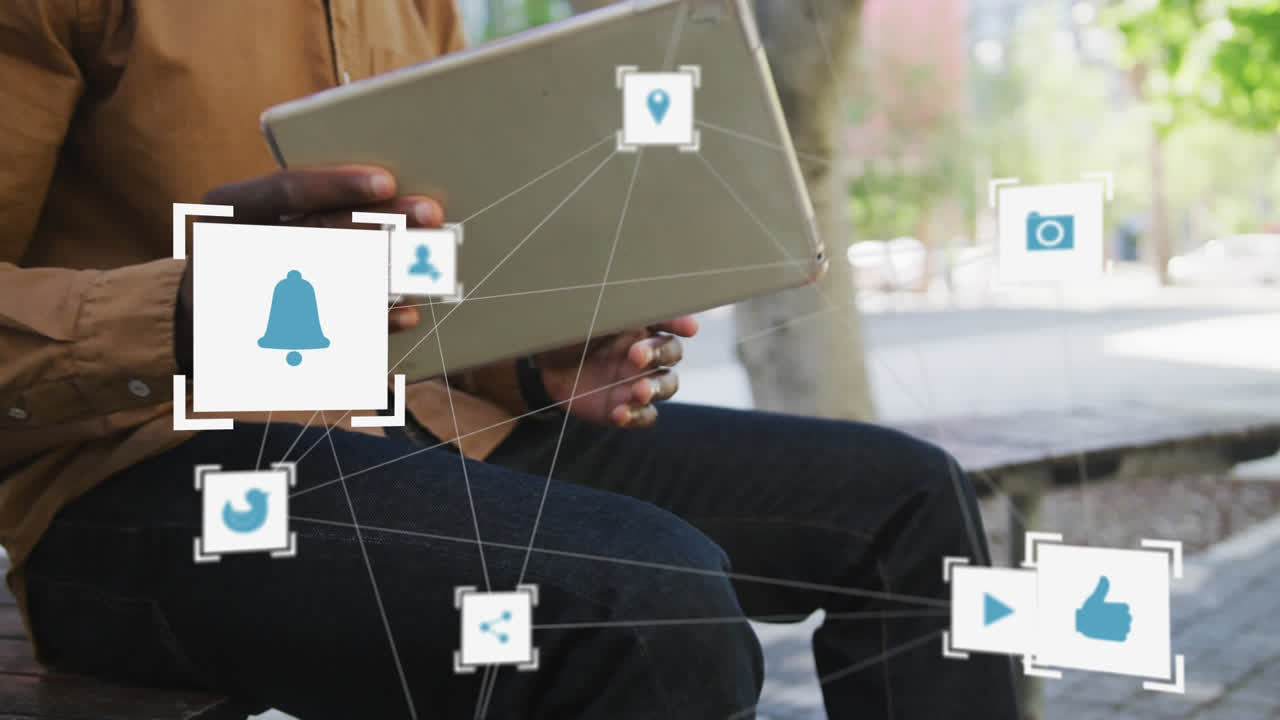 red de múltiples iconos digitales contra la sección media del hombre usando tableta digital en la calle