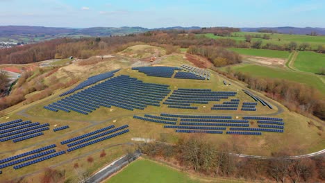 Pequeña-Planta-De-Energía-Solar-En-El-Campo