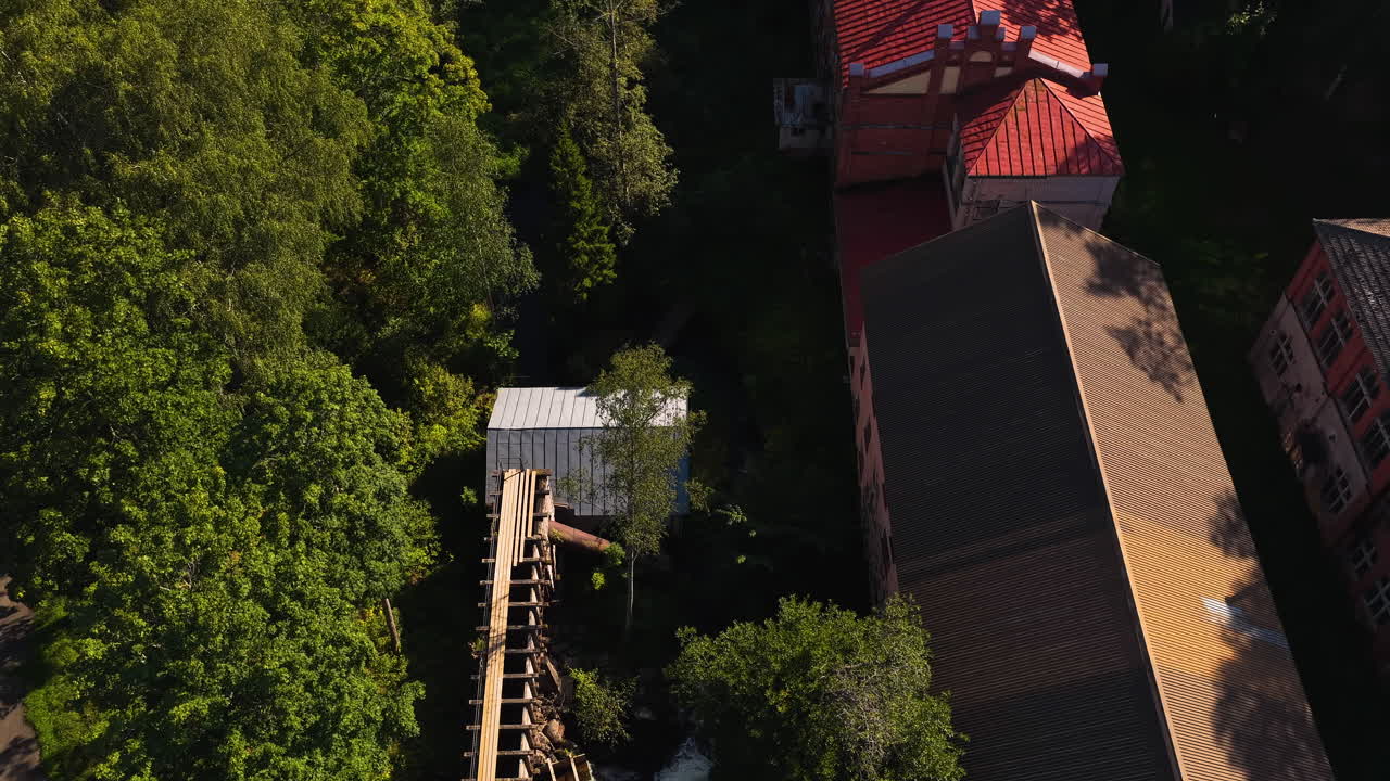 Ripresa dall'alto con drone sopra un fiume presso un'antica acciaieria ad Antskog, Finlandia