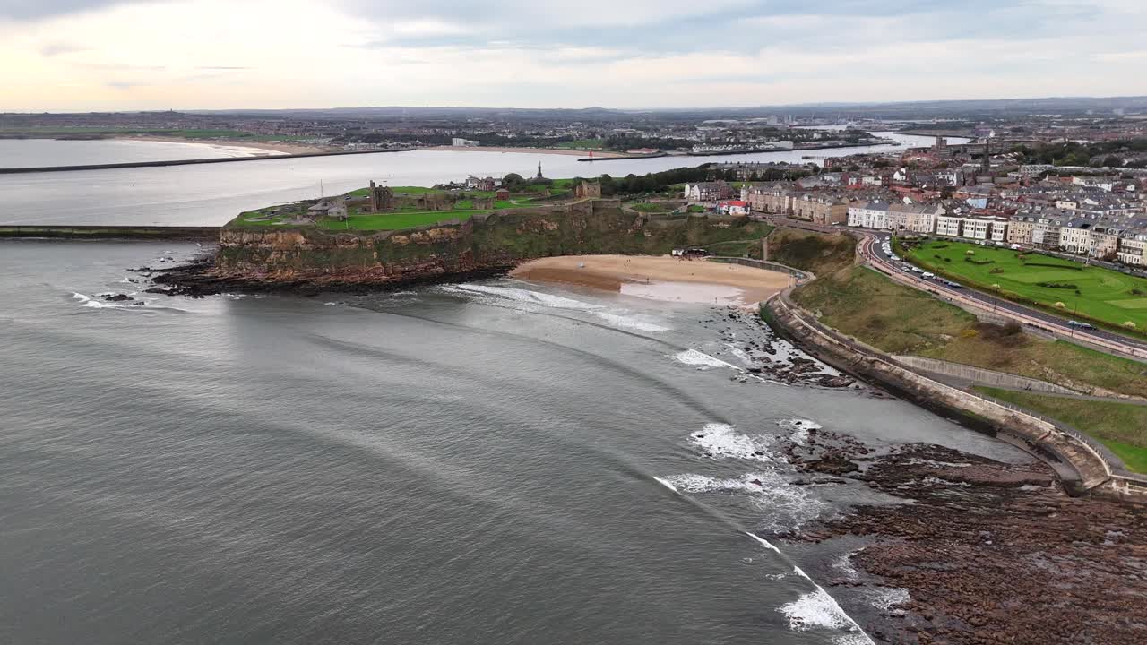 Vista aerea da drone della spiaggia di Tynemouth, città costiera nel nord-est dell'Inghilterra, Regno Unito, North Tyneside, in Tyne and Wear, Inghilterra, Priory e Castle