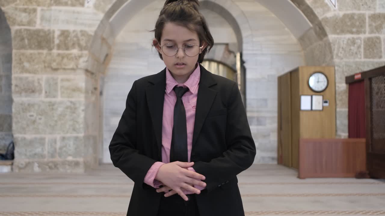 모스크 에서 기도 하는 소년