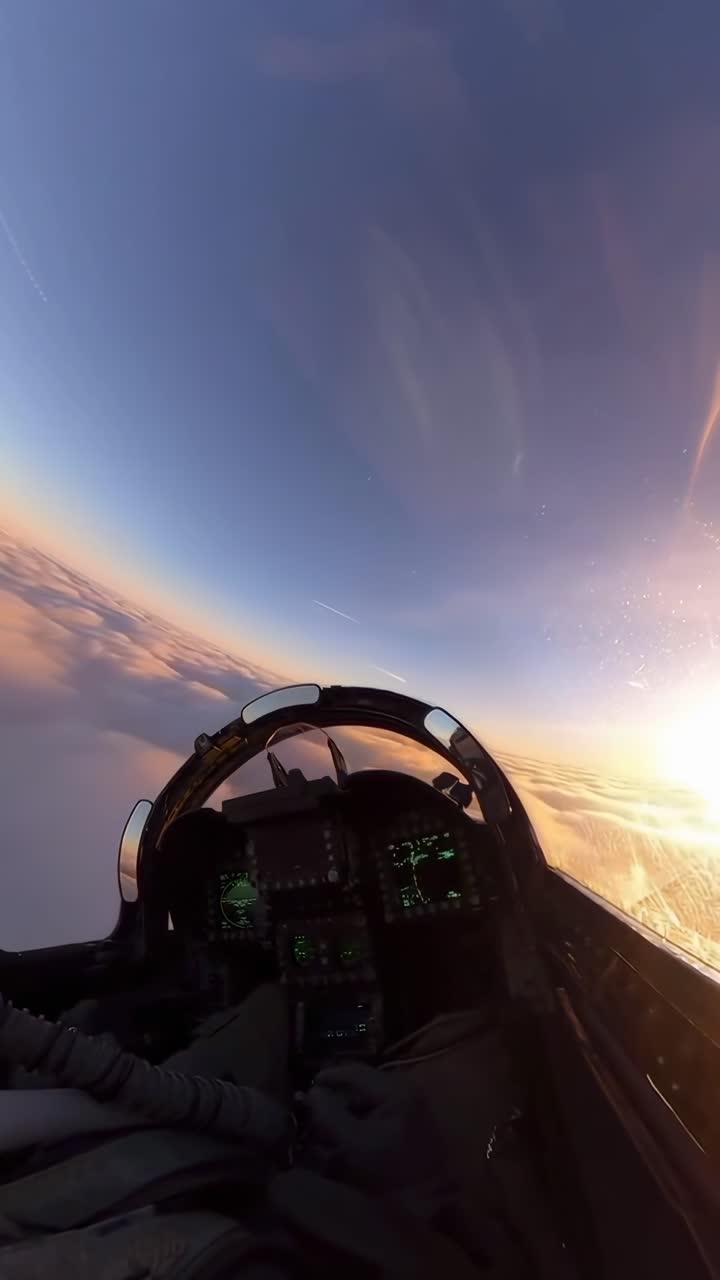Vista aerea dalla cabina di pilotaggio di un jet che sfreccia sopra le nuvole al tramonto, catturando un'angolazione video dinamica.