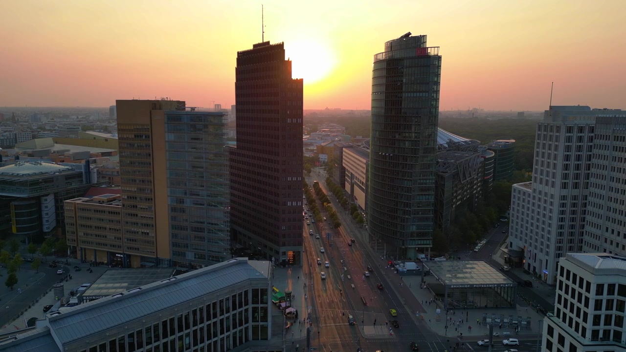 Skyline de Berlim Potsdamer Platz durante o pôr do sol na hora dourada com tráfego fluindo nas estradas. Imagens fabulosas de drone com vista aérea de cima.