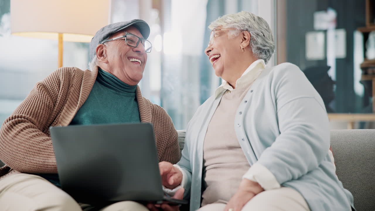 Pareja de ancianos usando una laptop juntos