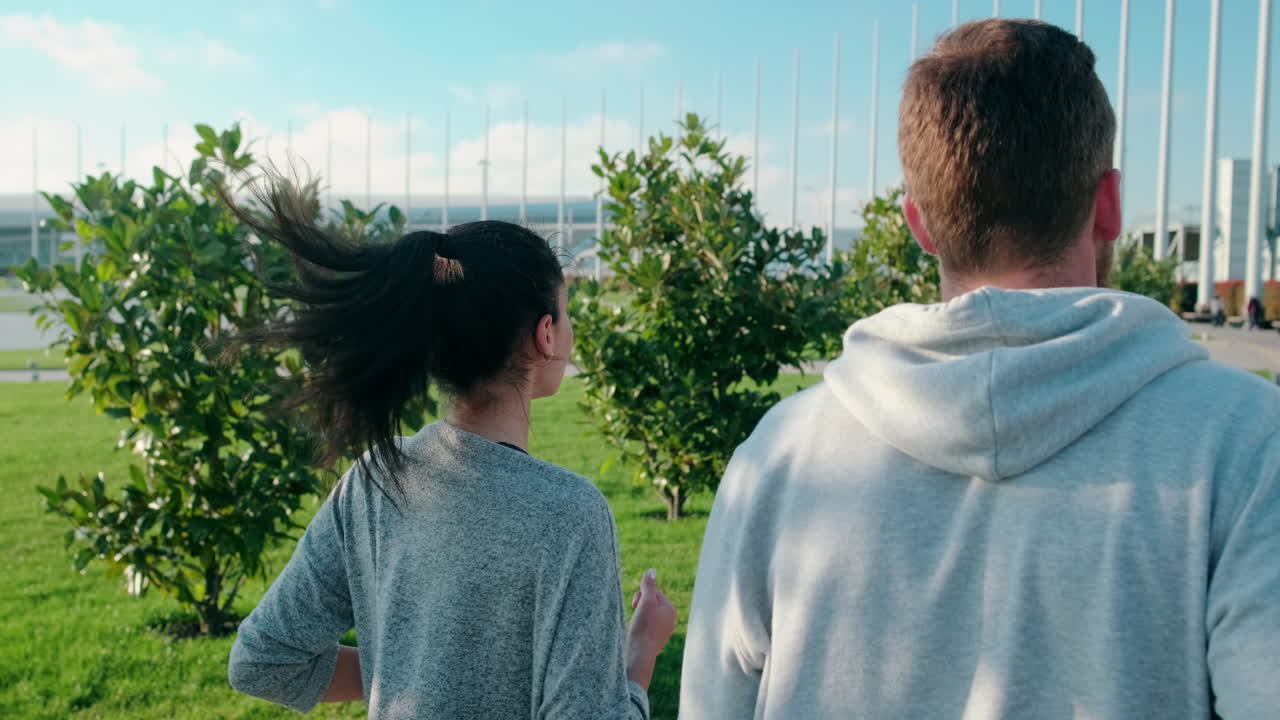 공원에서 달리는 부부