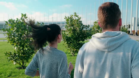 una pareja corriendo en un parque.