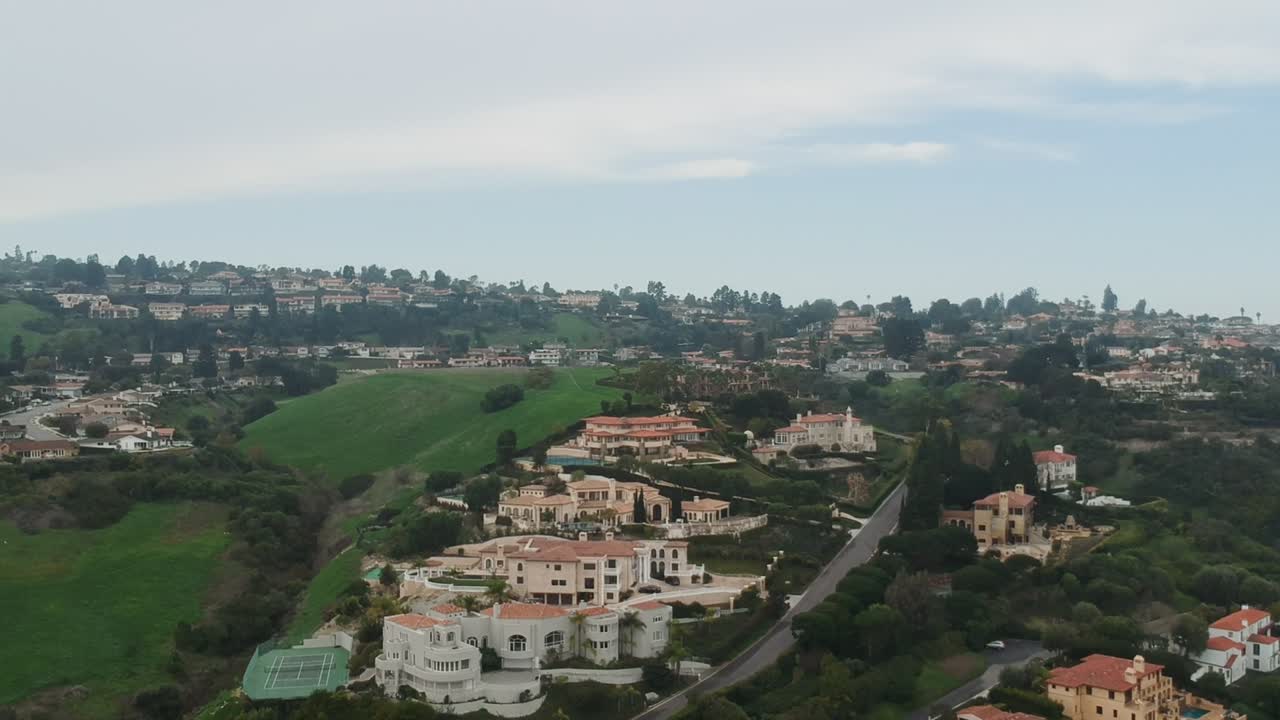 vista de drones al mediodía y aterrizaje lento sobre el club de golf pales verdes estates, california