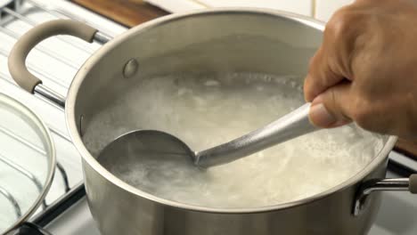 cocinar de cerca y agitar el arroz hervido caliente.