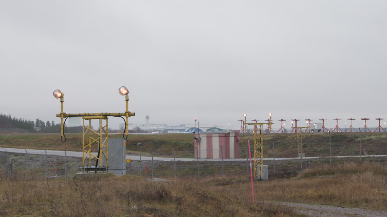 панорама на огни захода на посадку авиации, осенний день, аэропорт