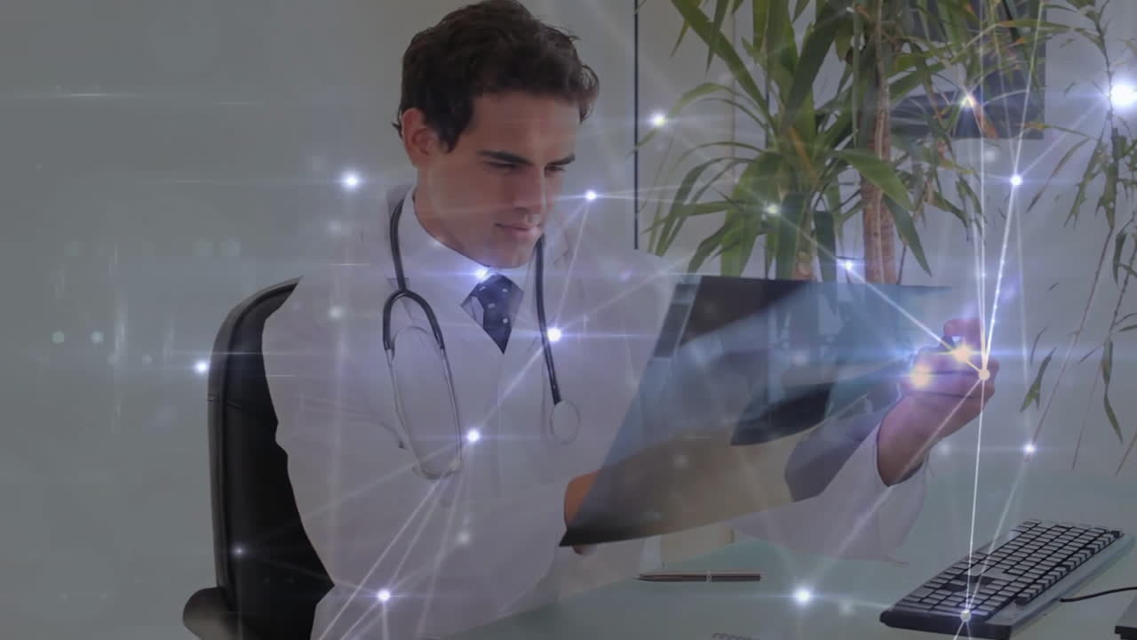 Animazione di una rete di connessioni su un medico maschio caucasico in ospedale