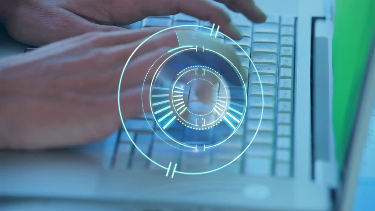 animación del círculo de procesamiento sobre las manos de una mujer caucásica usando una computadora portátil