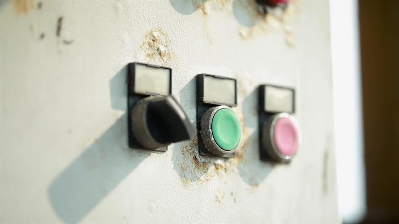 профессиональный работник или оператор машины управляет машиной, нажимая кнопки на заводе по смешиванию асфальта