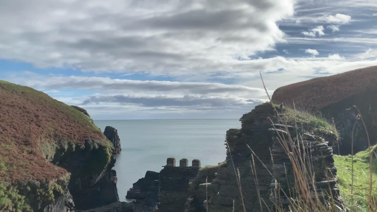 lapso de tiempo de una antigua fortificación ruina en una costa
