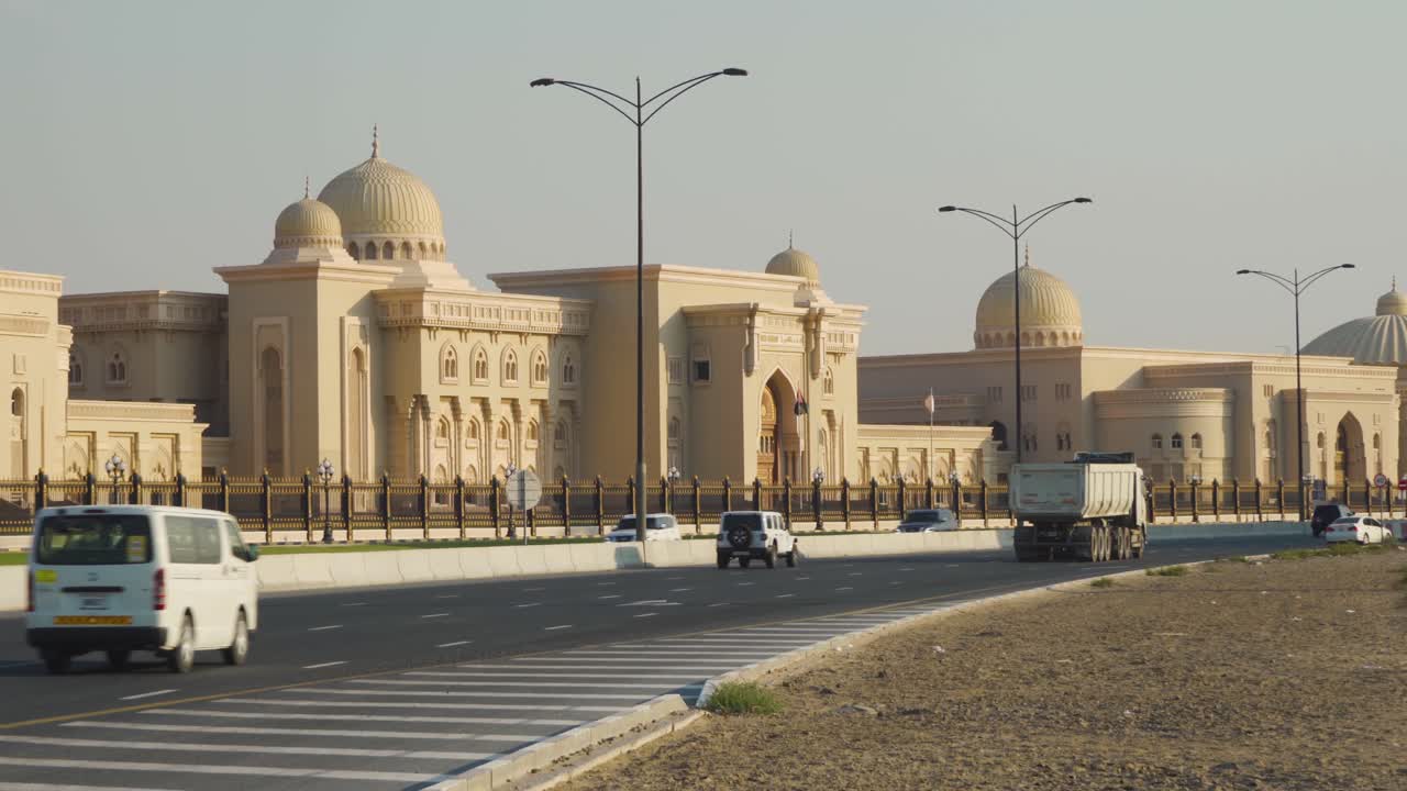 paisaje de la fachada de la universidad nacional a lo largo de la carretera de la ciudad en la universidad al qasimia, sharjah, emiratos árabes unidos
