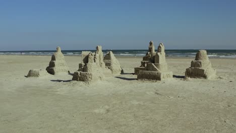 Increíble-Pueblo-De-Castillos-De-Arena-En-Una-Playa-En-Texas