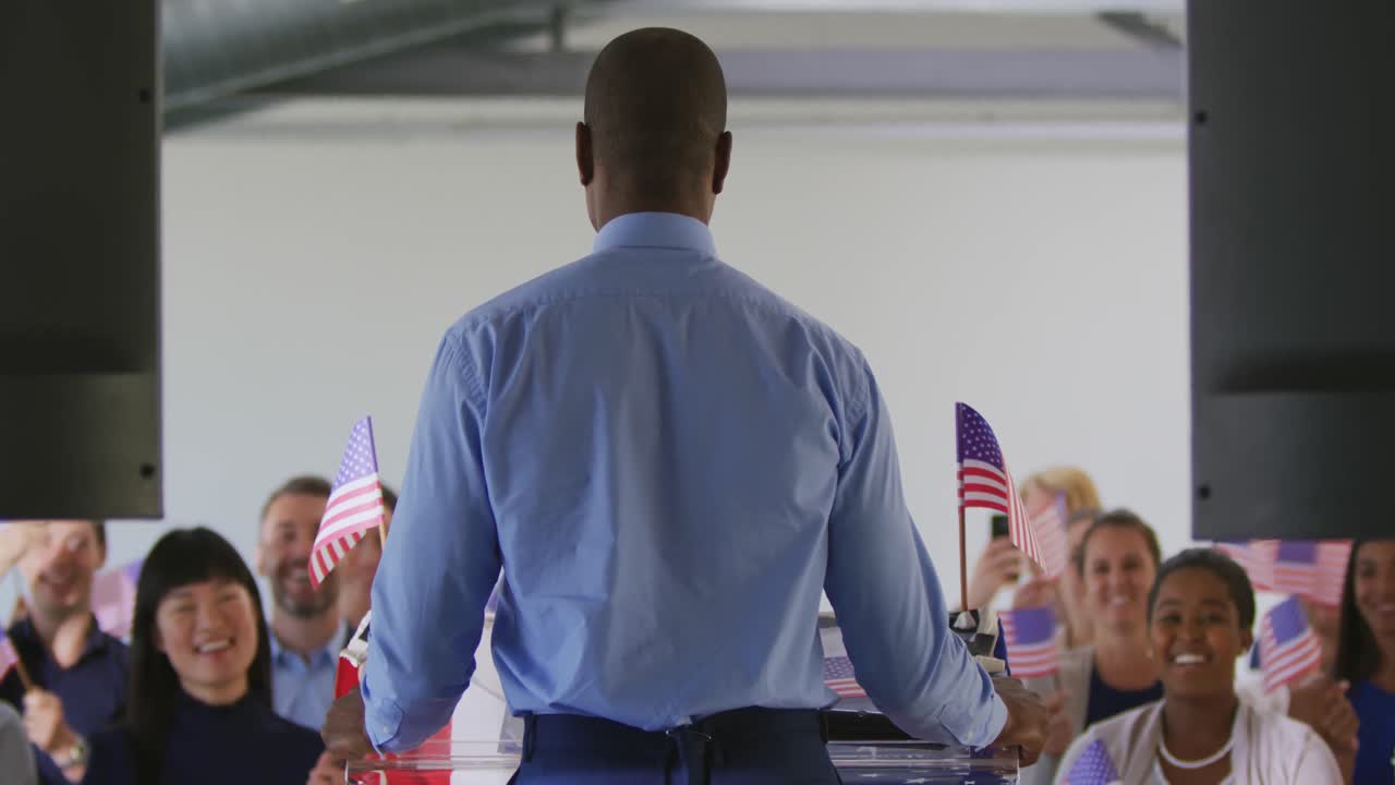 정치 대회 의 남자 연설자 와 청중