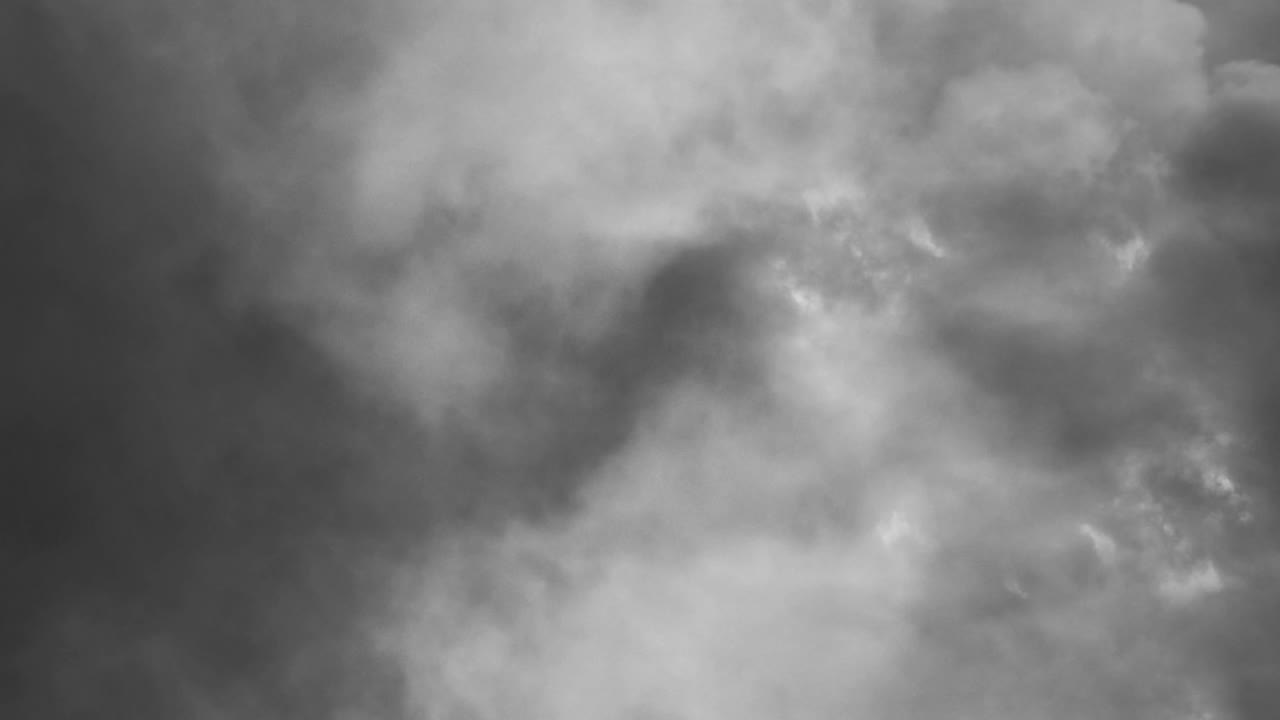 어두운 하늘을 가로지르는 뇌우의 4k 보기