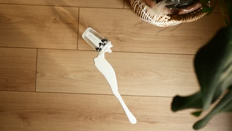 leche derramada en un suelo de madera