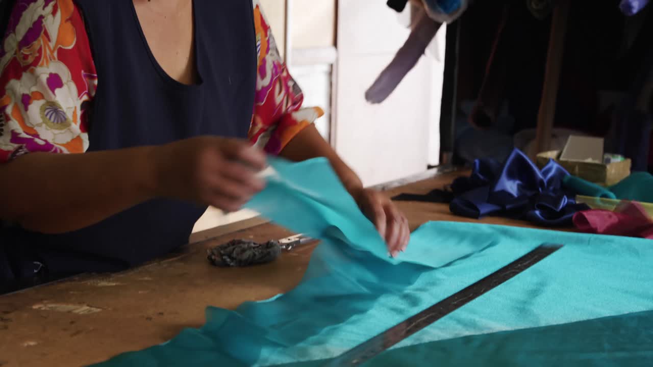 mujer de raza mixta trabajando en una fábrica de sombreros