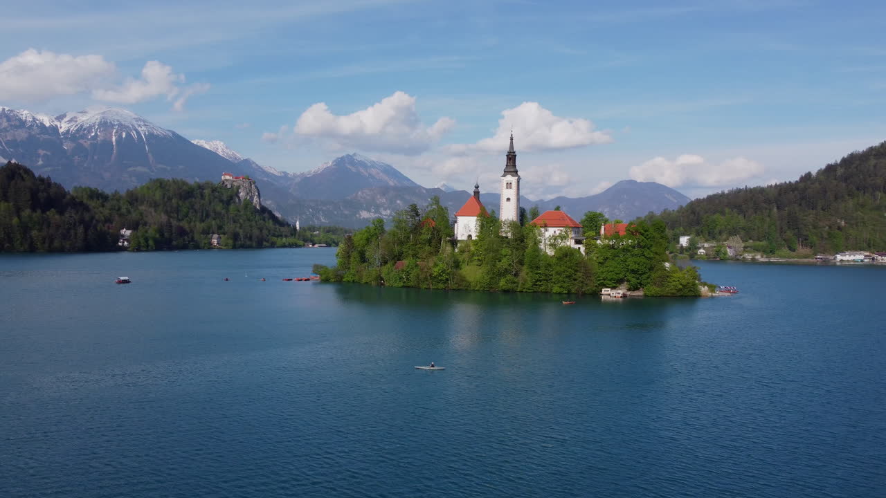 Ripresa aerea rotante con drone della Chiesa di Santa Maria Assunta sul Lago di Bled, Slovenia