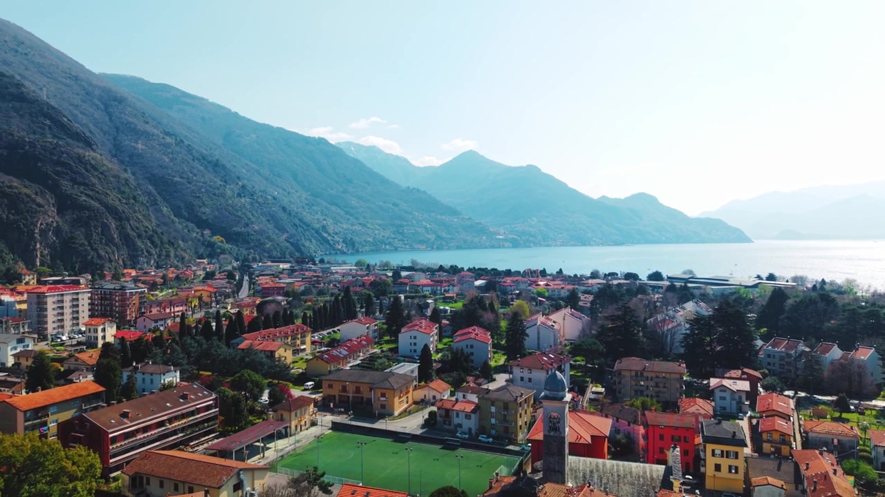 Splendida sponda del Lago di Como con sfondo montuoso.