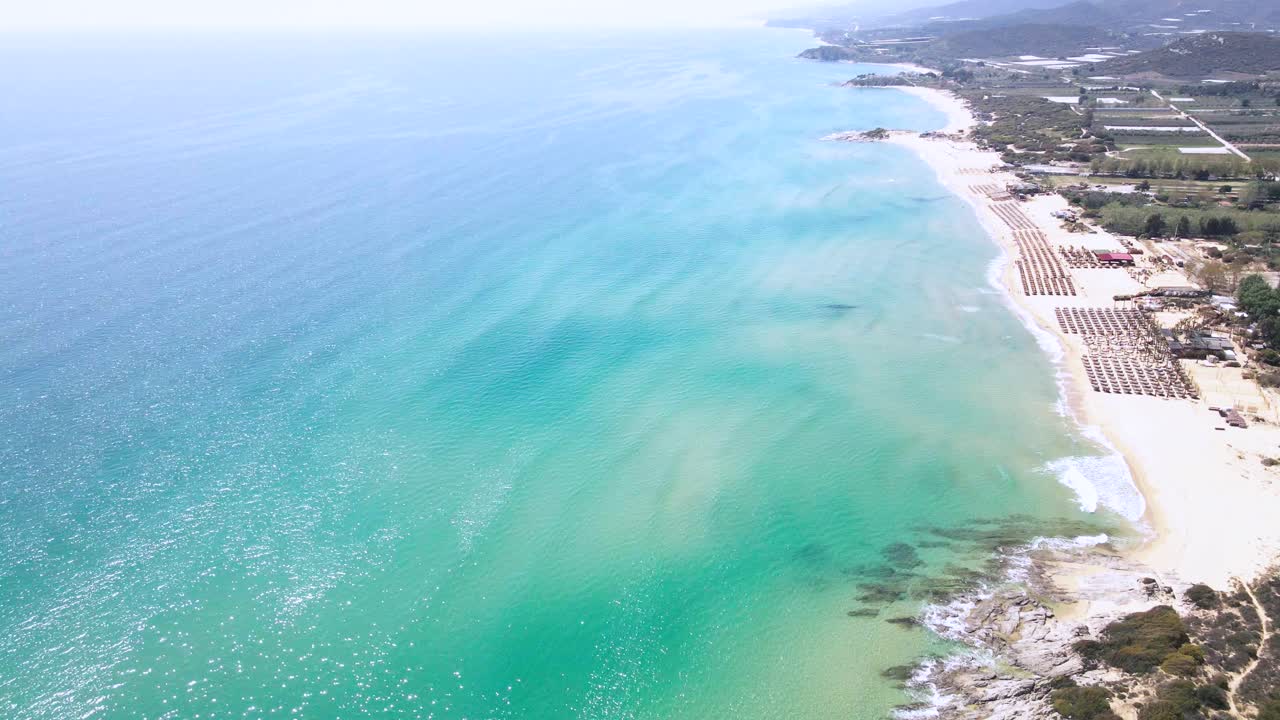 Clip drone 4K che vola lateralmente in alto sopra una spiaggia tropicale in Grecia