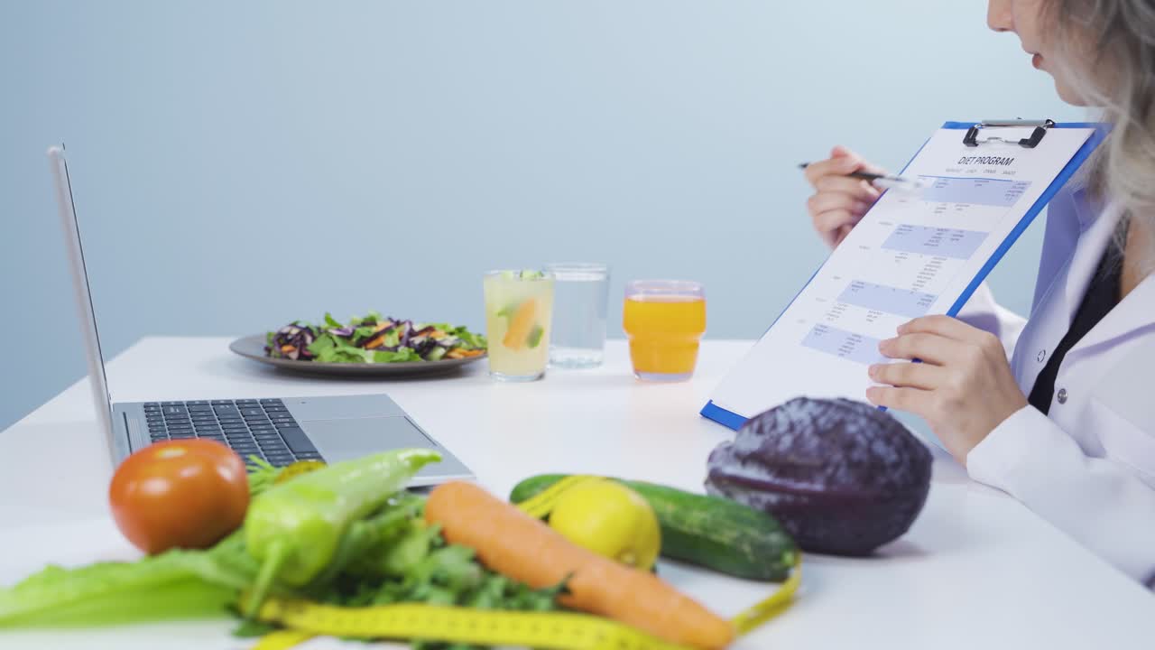 dietista que muestra el plan de dieta en línea.