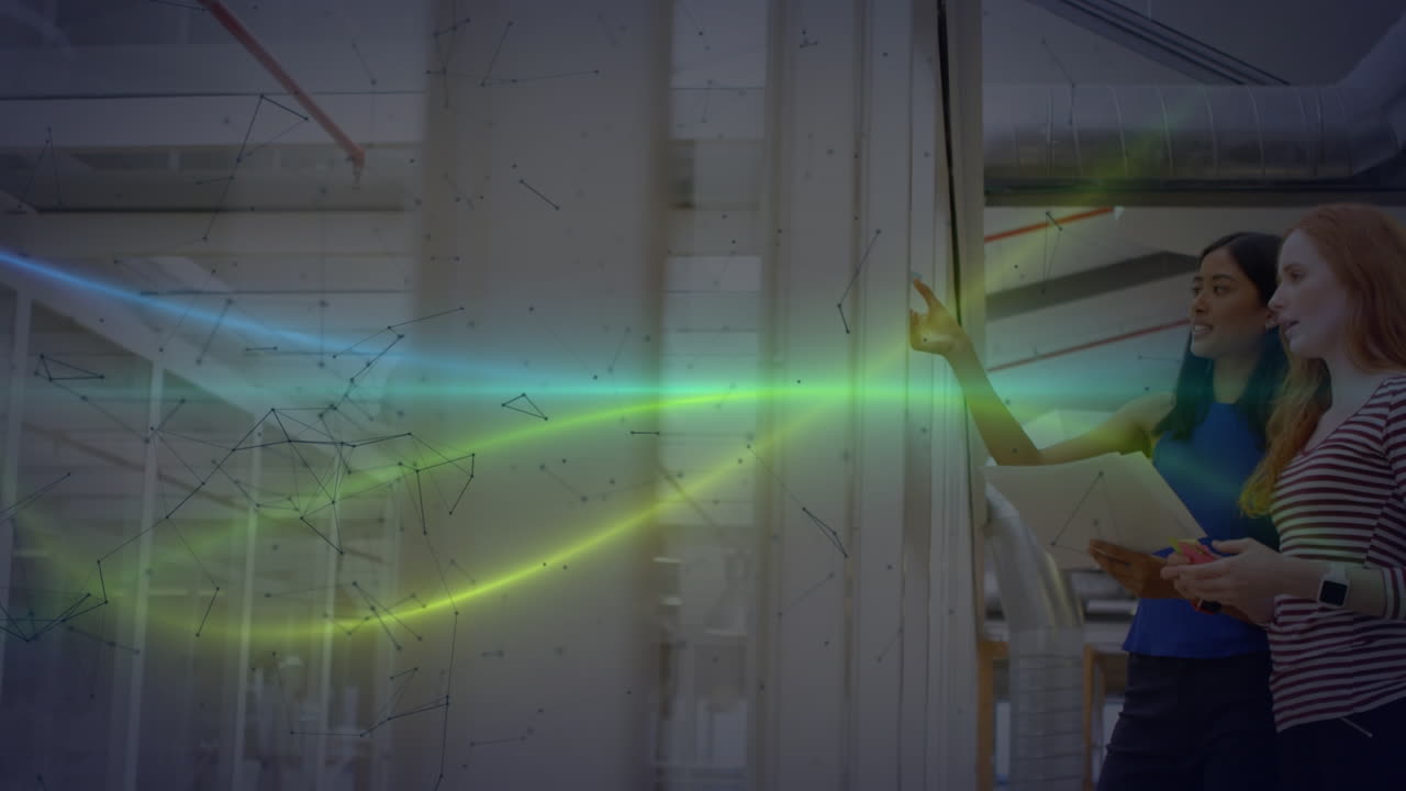 animación de redes de conexiones y senderos de luz sobre diversas personas de negocios en la oficina