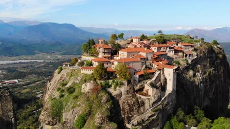 Un-Monasterio-En-Meteora-Se-Eleva-Majestuosamente-Sobre-Una-Roca