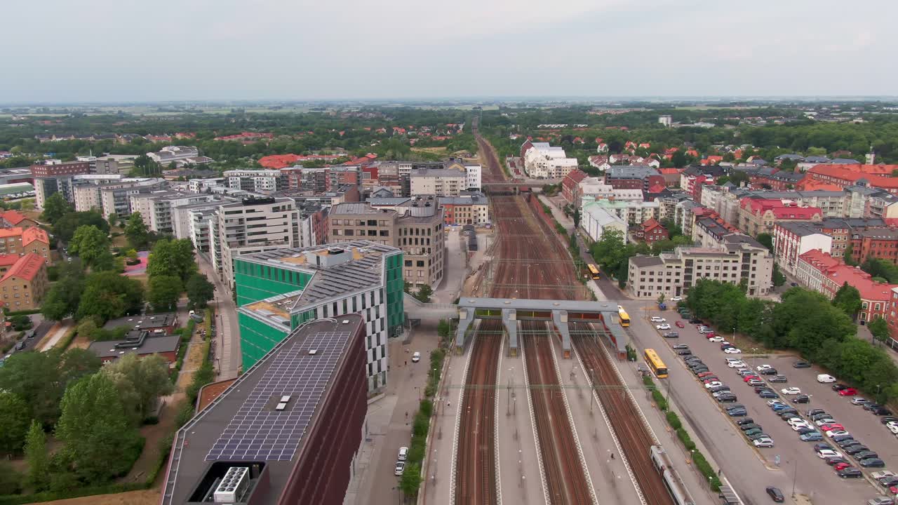 vías ferroviarias desde arriba en central lund, suecia