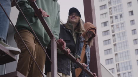 junge leute auf der treppe