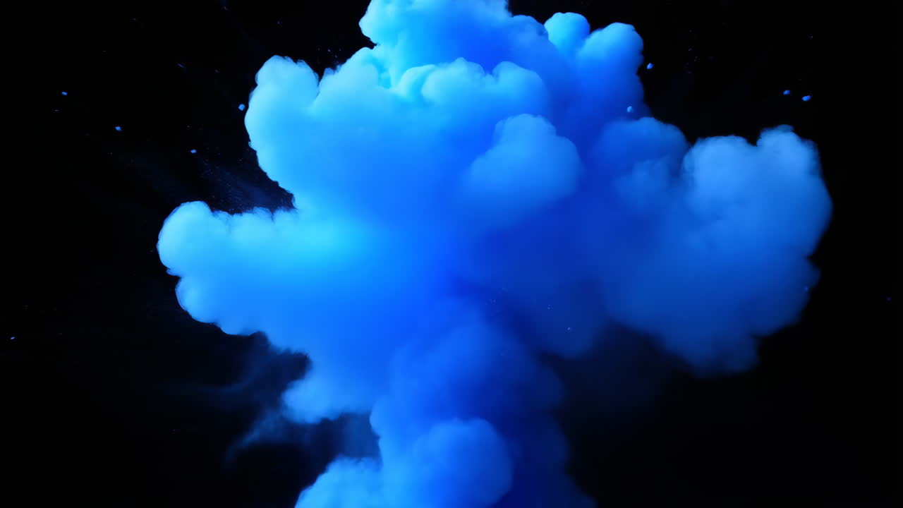 Nuvola di fumo blu vibrante che esplode su sfondo nero