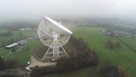 antena jodrell bank observatory lovell telescopio brumoso paisaje rural descenso lento vista lateral