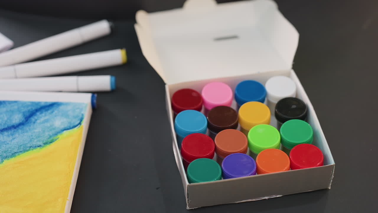 colección de arte vibrante, herramientas de pintura coloridas con accesorios, set de arte brillante con pequeñas pinturas y rotuladores, artículos de arte coloridos que incluyen mini lienzos y adornos