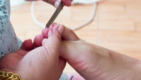 Maestro-Pedicurista-Haciendo-Pedicura-Cortando-Cutícula-Con-Uña