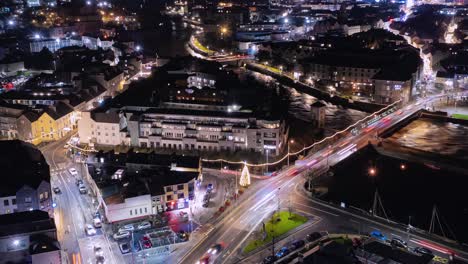 Lapso-De-Tiempo-Aéreo-En-El-Corazón-De-La-Ciudad-De-Galway-En-La-Noche