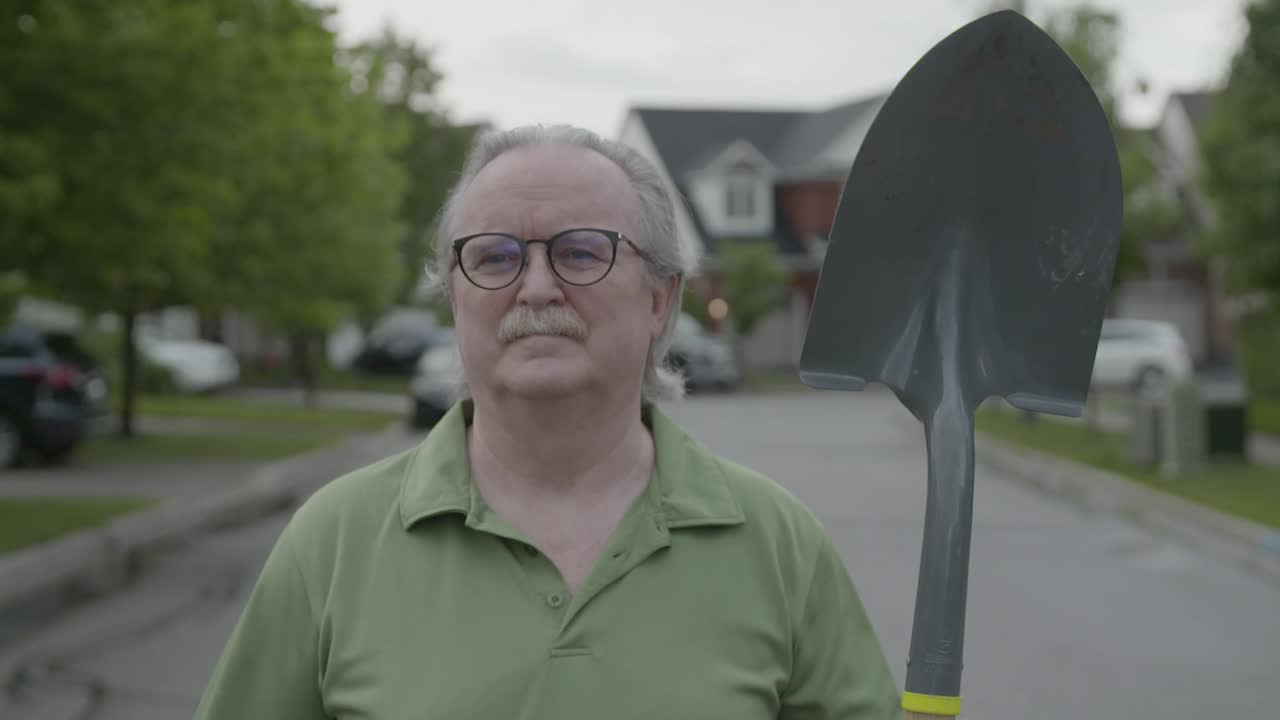 Mand går fremad og vender en skovl.