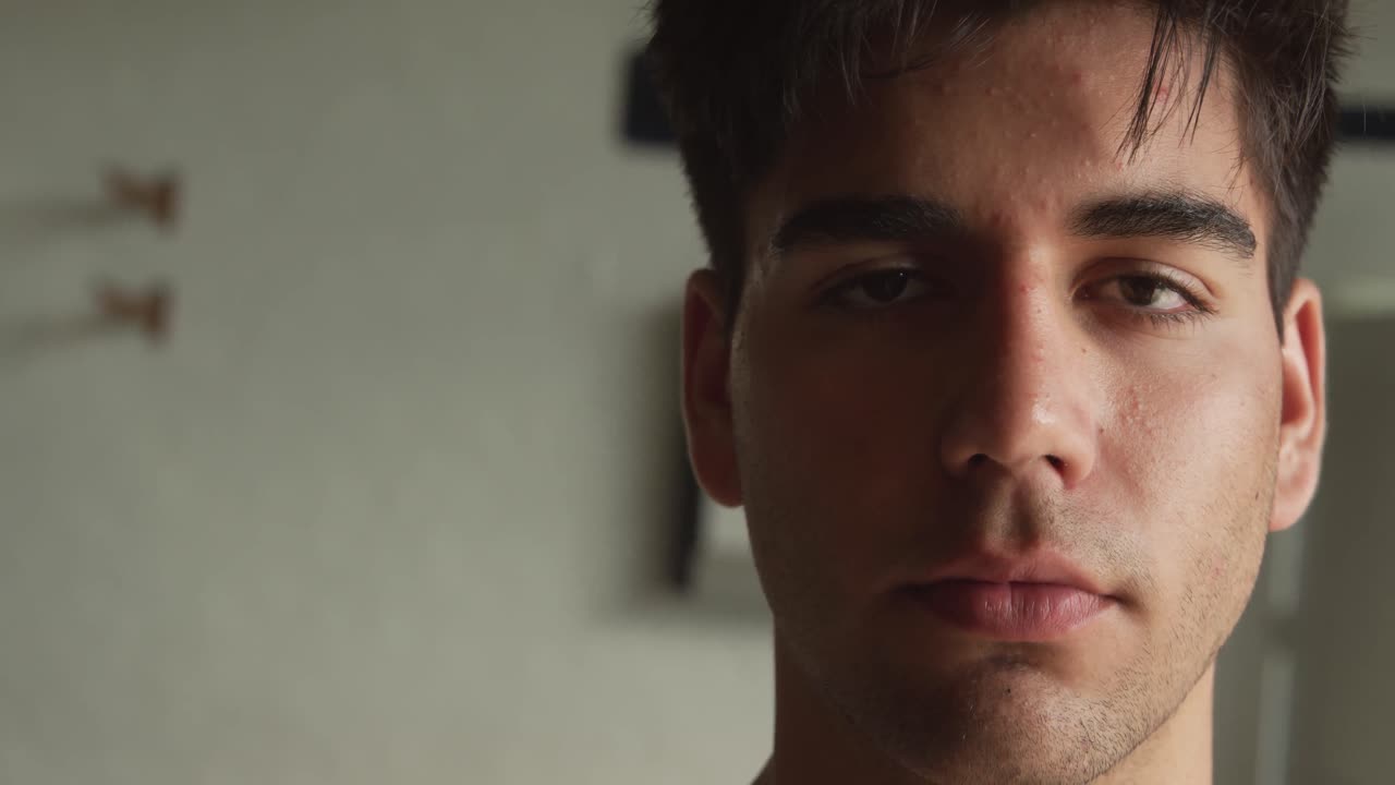 카메라 를 바라보는 남성 로워 의 포트레이트 를 가 ⁇ 게