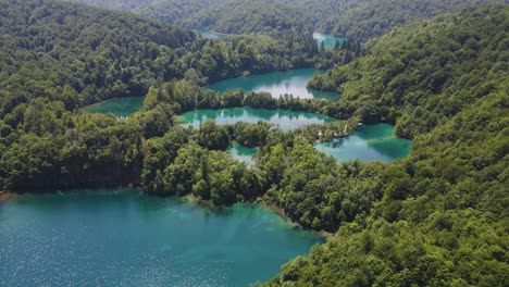 多くの緑の植物と美しい湖や滝のある美しいプリトヴィッツェ湖国立公園の素晴らしい景色ドローン飛行